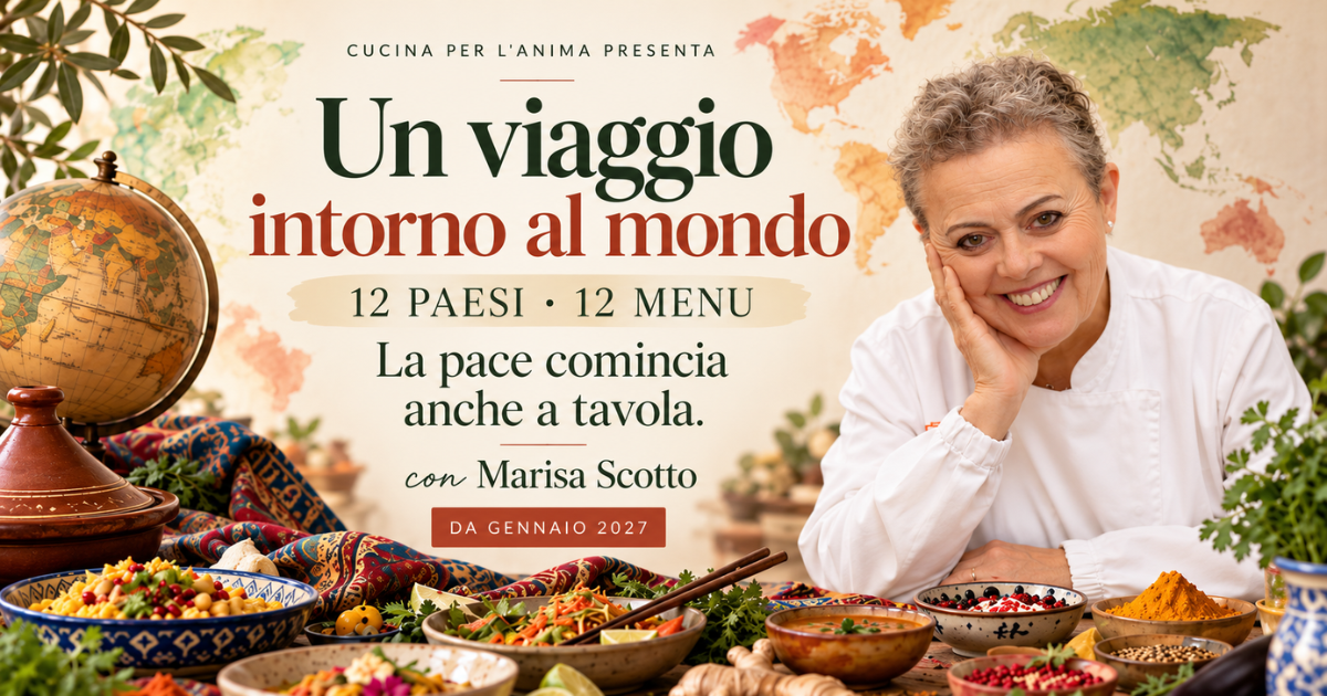 Marisa Scotto sorridente, circondata da piatti vegetali, spezie e ingredienti colorati, con un mappamondo sullo sfondo. La grafica presenta “Un viaggio intorno al mondo – 12 Paesi, 12 Menu”, il percorso di cucina vegetale e ayurvedica di Cucina per l’Anima, in partenza a gennaio 2027, con il messaggio “La pace comincia anche a tavola”.