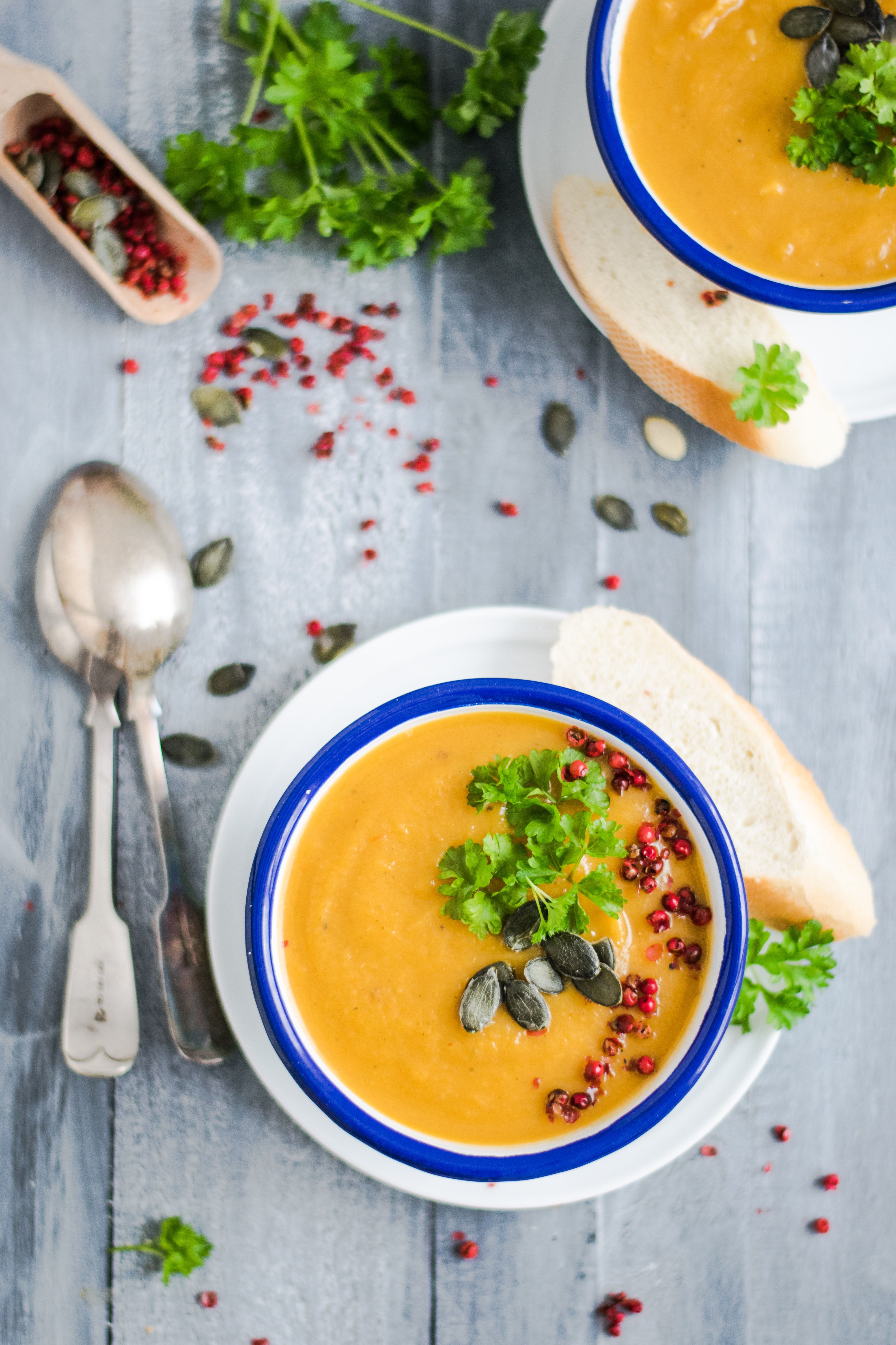 Vellutata di zucca con semi di zucca tostati, foglioline di prezzemolo e chicchi di melograno